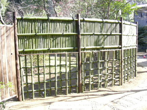杉並区での上が建仁寺垣、下が四ツ目垣根の垣根の施工例